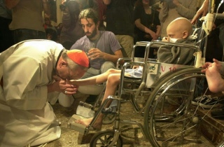 Pope-Francis-washing-feet
